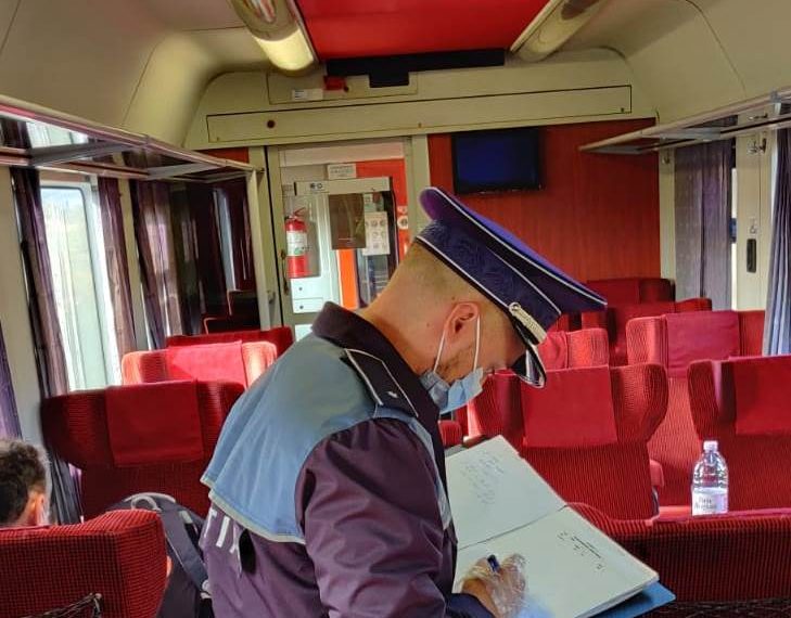 Controale ale Poliției Bihor în trenuri | CFR face apel către călători să NU urce în garniturile în care nu mai sunt locuri