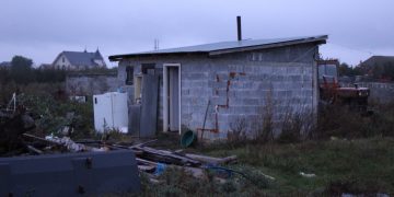 SCLAVI ținuți într-o fermă de animale din Bihor | Erau bătuți și puși să lucreze fără bani