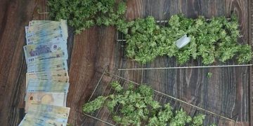 Dublu flagrant delict cu DROGURI | Un tânăr din Aleșd, prins când primea banii pentru canabisul vândut. Clientul căzuse în mâinile DIICOT în urmă cu câteva zile