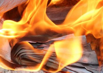 Incendiu la Penitenciarul din Oradea | Focul s-a declanșat în curtea interioară