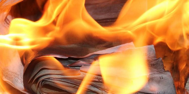 Incendiu la Penitenciarul din Oradea | Focul s-a declanșat în curtea interioară