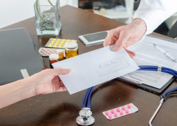 Medic acuzat de 185 de infracțiuni de luare de mită, condamnat cu SUSPENDARE