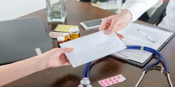 Medic acuzat de 185 de infracțiuni de luare de mită, condamnat cu SUSPENDARE