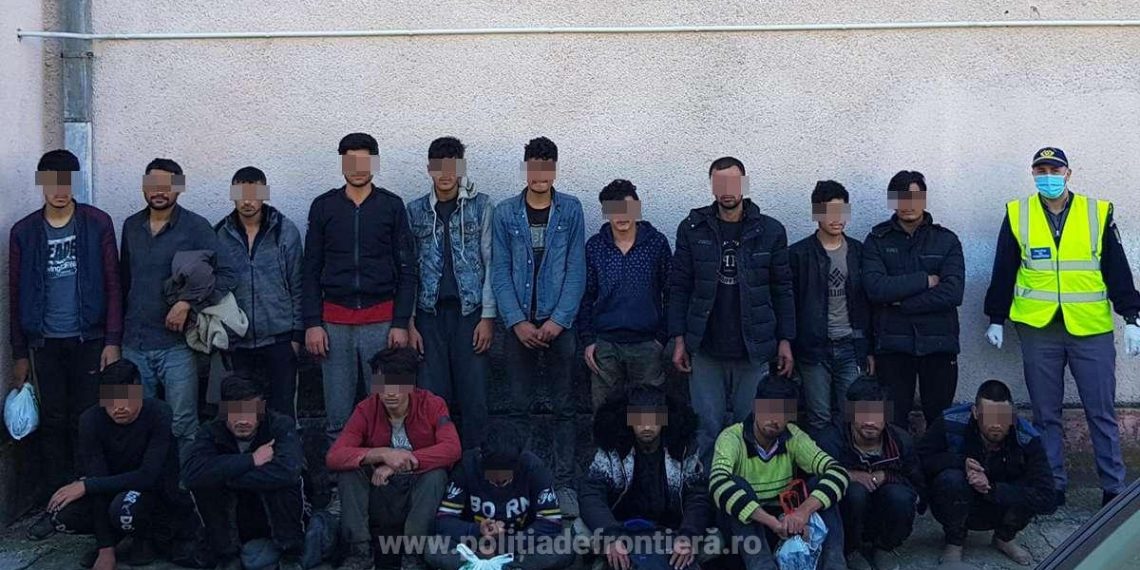 18 dintr-o lovitură | O dubiță plină cu afgani, OPRITĂ de Poliția de Frontieră lângă Salonta