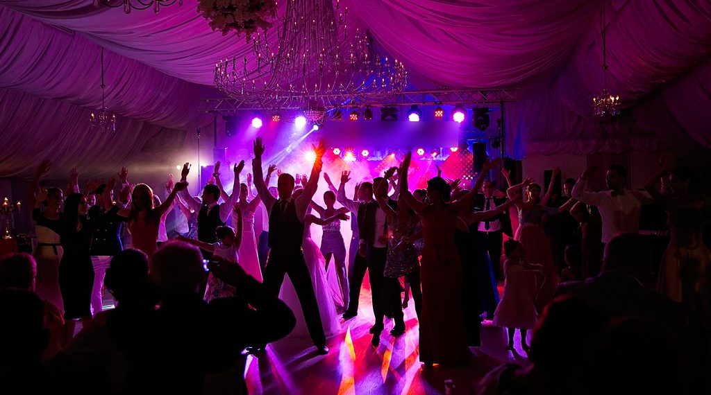 E oficial: Nunțile și botezurile sunt INTERZISE în toată țara până la reducerea numărului de cazuri COVID-19