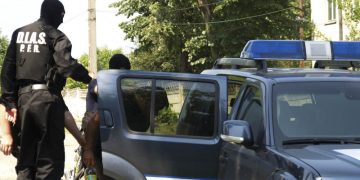 Curier prins când dădea mită unui polițist de frontieră | Agentul anunțase DGA