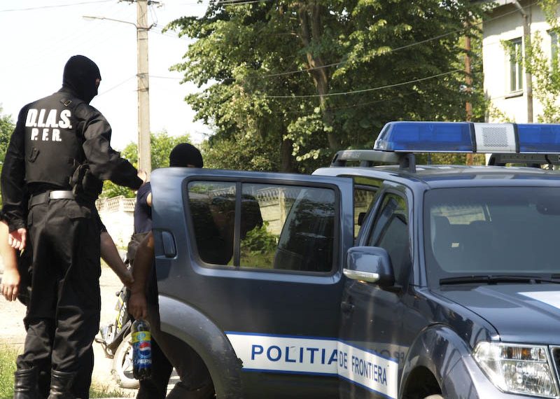 Curier prins când dădea mită unui polițist de frontieră | Agentul anunțase DGA