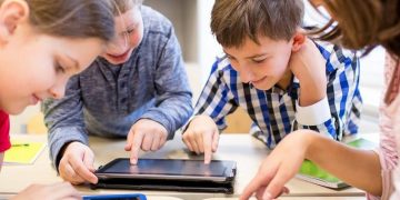 FONDURI EUROPENE pentru cumpărarea de tablete și echipamente de protecție în școli | Cine și cum le poate accesa