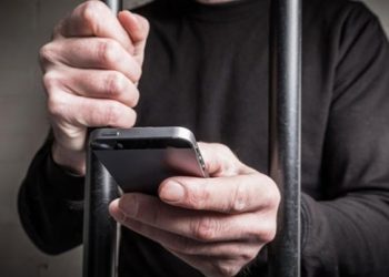 6 ani de închisoare pentru un comisar de penitenciar, acuzat că ajuta deținuți să primească telefoane mobile