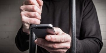 6 ani de închisoare pentru un comisar de penitenciar, acuzat că ajuta deținuți să primească telefoane mobile