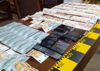 LOVITURĂ pe piața neagră a țigărilor | Două grupări care au introdus în țară peste 1 MILION de țigări de contrabandă, desființate de DIICOT