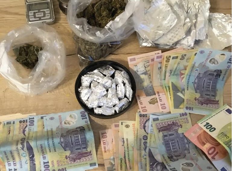 VIDEO | Grupare de traficanți de droguri din Oradea, DESFIINȚATĂ de polițiștii BCCO și procurorii DIICOT. Patru suspecți au fost reținuți