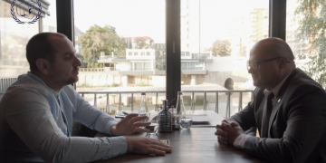 Polițist ”vs” avocat | Cât câștigă un AVOCAT stagiar în comparație cu un polițist începător și de ce în Oradea e BĂTAIE pe stagiari