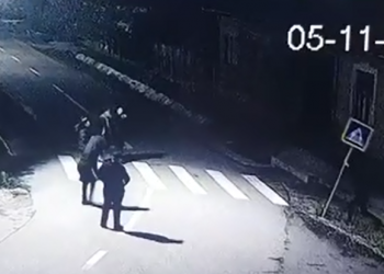 VIDEO. Vandali în gașcă | 6 tineri din Tinca care au rupt indicatoare rutiere, surprinși de camerele de supraveghere