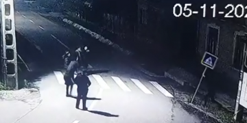 VIDEO. Vandali în gașcă | 6 tineri din Tinca care au rupt indicatoare rutiere, surprinși de camerele de supraveghere