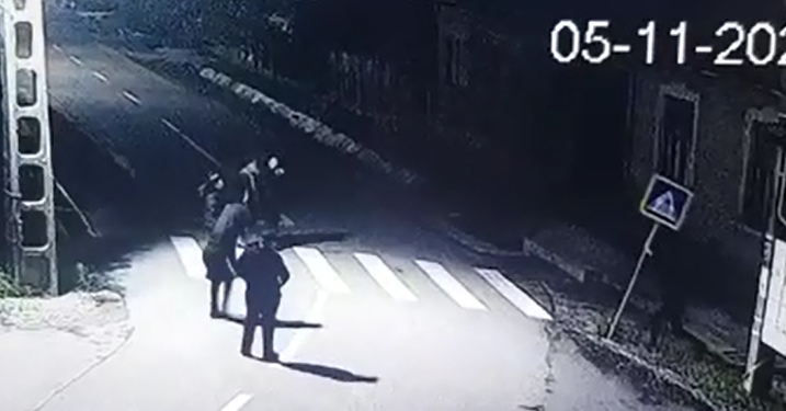 VIDEO. Vandali în gașcă | 6 tineri din Tinca care au rupt indicatoare rutiere, surprinși de camerele de supraveghere
