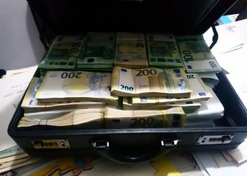 Cum arată valizele și gălețile pline cu BANI, găsite în urma perchezițiilor DNA în cazul ”fabricii de permise” de la Suceava | 1,2 milioane de euro au fost găsiți