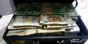 Cum arată valizele și gălețile pline cu BANI, găsite în urma perchezițiilor DNA în cazul ”fabricii de permise” de la Suceava | 1,2 milioane de euro au fost găsiți