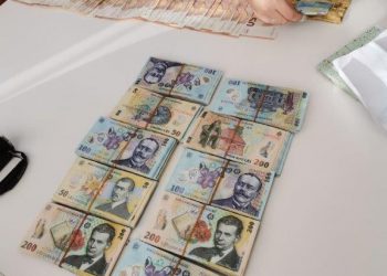 Cum arată valizele și gălețile pline cu BANI, găsite în urma perchezițiilor DNA în cazul ”fabricii de permise” de la Suceava | 1,2 milioane de euro au fost găsiți