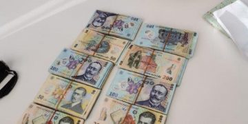 Cum arată valizele și gălețile pline cu BANI, găsite în urma perchezițiilor DNA în cazul ”fabricii de permise” de la Suceava | 1,2 milioane de euro au fost găsiți
