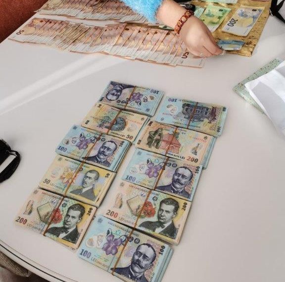 Cum arată valizele și gălețile pline cu BANI, găsite în urma perchezițiilor DNA în cazul ”fabricii de permise” de la Suceava | 1,2 milioane de euro au fost găsiți