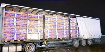 Peste 2 MILIOANE de țigări de contrabandă, găsite într-un camion | Marfa era mascată cu vată minerală