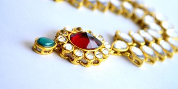 COLIER de 20.000 de euro, furat de o adolescentă de 15 ani | Ce au decis judecătorii