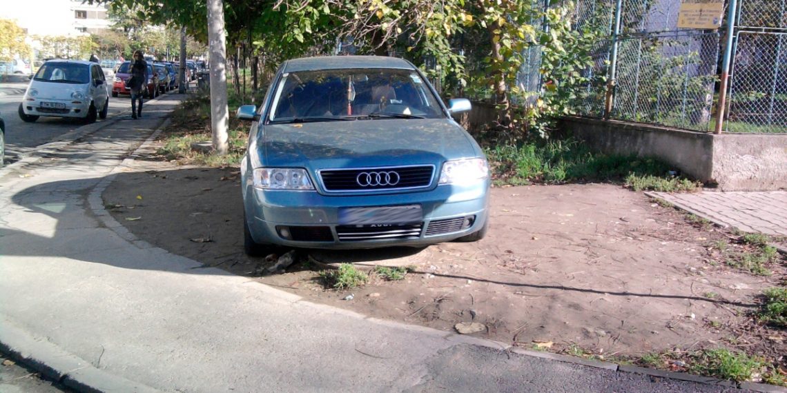 Mașinile parcate pe trotuare sau spații verzi pot fi ridicate de autorități | Legea a fost promulgată