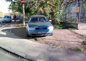 Mașinile parcate pe trotuare sau spații verzi pot fi ridicate de autorități | Legea a fost promulgată
