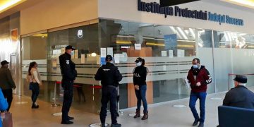 1.000.000 de euro – în lighene, găleți și în pereți – ar fi fost găsiți la perchezițiile făcute la funcționari de la Permise și RAR Suceava