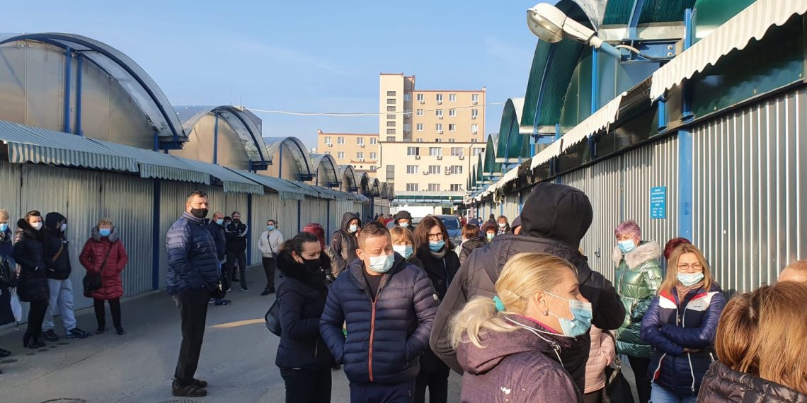 PROTEST în piața Cetate din Oradea. Zeci de comercianți s-au revoltat împotriva închiderii bazarului