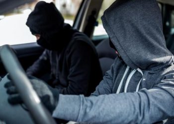 Adio, levier! Doi hoți orădeni au furat din mașini bunuri și zeci de mii de lei, cu ajutorul unui dispozitiv de copiere a semnalului cheii