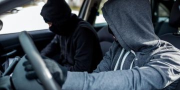 Adio, levier! Doi hoți orădeni au furat din mașini bunuri și zeci de mii de lei, cu ajutorul unui dispozitiv de copiere a semnalului cheii