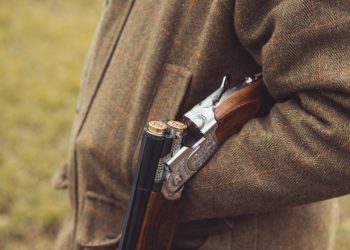 Patru bihoreni, printre care și un pompier, prinși cu carcase de vânat și puști în mașină, achitați de Curtea de Apel Oradea pentru BRACONAJ