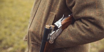 Patru bihoreni, printre care și un pompier, prinși cu carcase de vânat și puști în mașină, achitați de Curtea de Apel Oradea pentru BRACONAJ