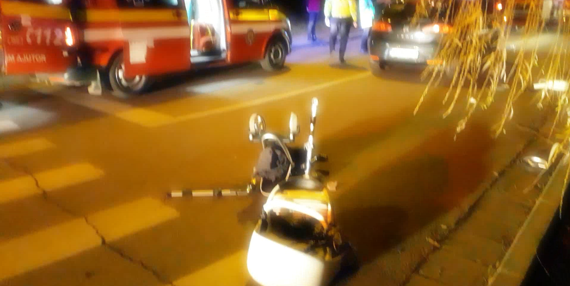 VIDEO. Momente de spaimă pe o stradă din Oradea | Un bărbat care împingea un cărucior de copii, lovit pe trecerea de pietoni