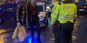 Corona-acțiuni ale Poliției în centrele comerciale din Oradea | Zeci de persoane au fost legitimate