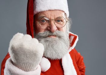 Moș Crăciun, dat în judecată după ce l-a lovit pe un tânăr cu toiagul, pentru că refuzat să recite o poezie