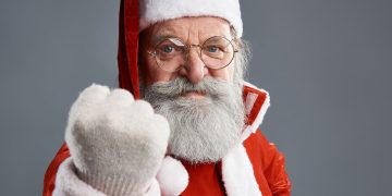 Moș Crăciun, dat în judecată după ce l-a lovit pe un tânăr cu toiagul, pentru că  refuzat să recite o poezie