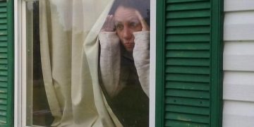 Scandal din cauza unui proiect care permitea Poliției să CONTROLEZE locuințele în timpul pandemiei