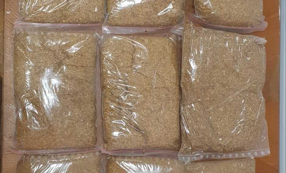 Doi bihoreni, prinși de polițiștii din Marghita cu saci de tutun în portbagajul mașinii