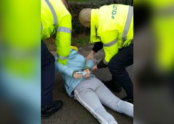 Scandal pe o stradă din Oradea | O femeie a fost încătușată, după i-a înjurat pe polițiștii care i-au cerut să poarte corect masca