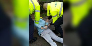 Scandal pe o stradă din Oradea | O femeie a fost încătușată, după i-a înjurat pe polițiștii care i-au cerut să poarte corect masca