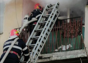 Incendiu în Marghita | 27 de persoane au fost evacuate de pompieri, după ce un bloc întreg a fost învăluit în fum