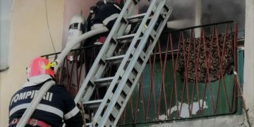 Incendiu în Marghita | 27 de persoane au fost evacuate de pompieri, după ce un bloc întreg a fost învăluit în fum