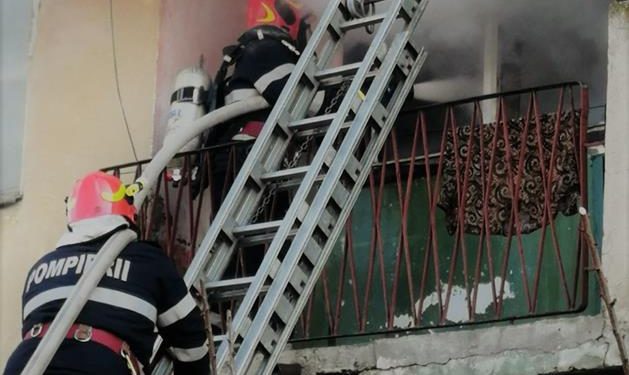Incendiu în Marghita | 27 de persoane au fost evacuate de pompieri, după ce un bloc întreg a fost învăluit în fum