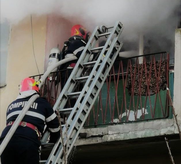 Incendiu în Marghita | 27 de persoane au fost evacuate de pompieri, după ce un bloc întreg a fost învăluit în fum