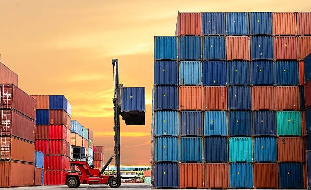 Exporturile și importurile, în scădere după primele zece luni ale anului