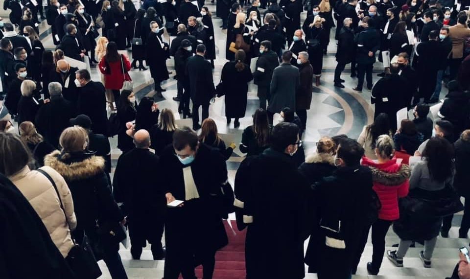 #alăturideRobert | Sute de avocați au protestat la București și Satu Mare