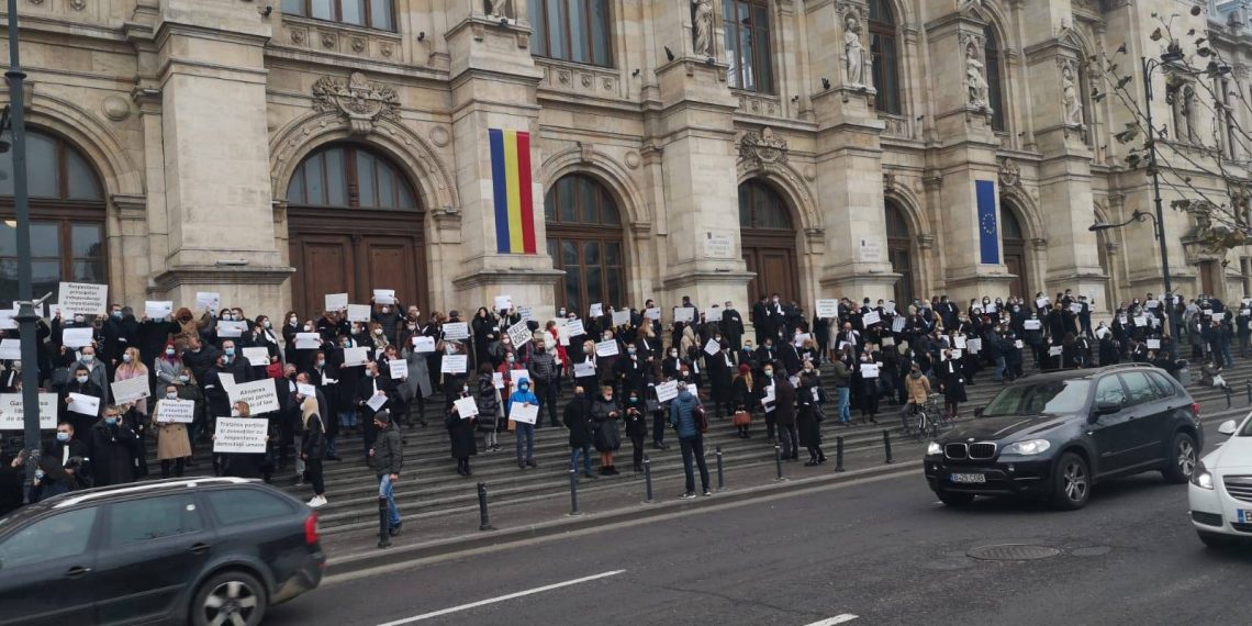#alăturideRobert | Sute de avocați au protestat la București și Satu Mare